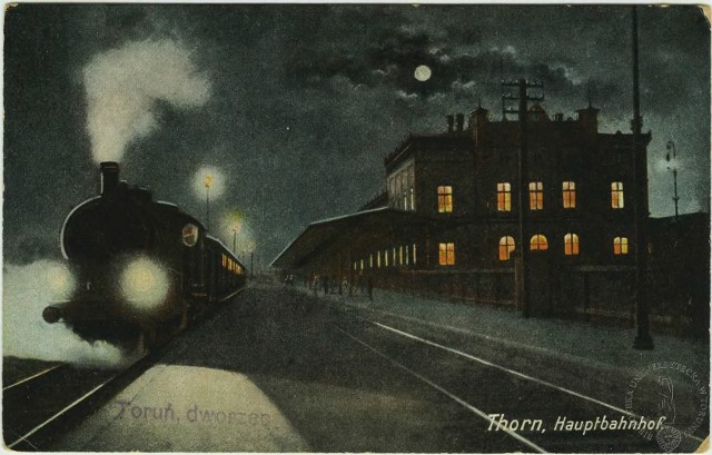 Nocny widok toruńskiego Dworca Głównego, który 120 lat temu doczekał się oświetlenia elektrycznego. Jak informowała prasa, energię do oświetlenia stacji dostarczały zamontowane na dworcu maszyny dynamowe pędzone gazem