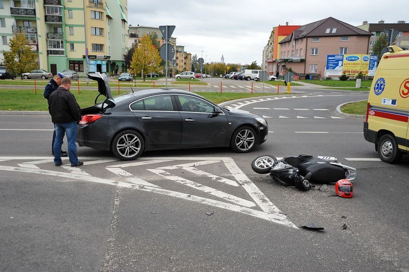 Wrocławska: Motorowerzysta uderzył w nissana