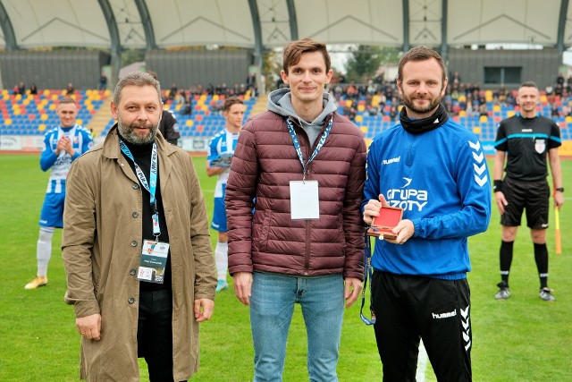 (Medal „Piłkarskich Orłów” wręczyli dziennikarz „Kuriera Lubelskiego”, Kamil Wojdat [w środku] i prezes Wisły Puławy, Piotr Owczarzak [z lewej])