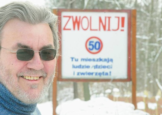 - Chciałem działać na wyobraźnie kierowców, stąd postanowiłem umieścić taką tablicę - mówi Wolfgang Lave.