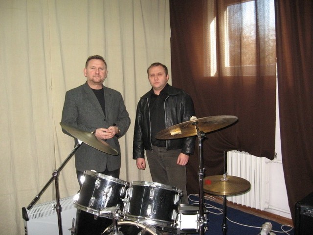 Jerzy Skwarek ( z lewej) i Jacek Charzewski pokazują perkusję, 