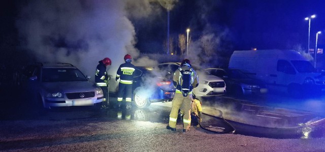 W niedzielny wieczór koszalińscy strażacy otrzymali wezwanie do pożaru samochodu osobowego.
