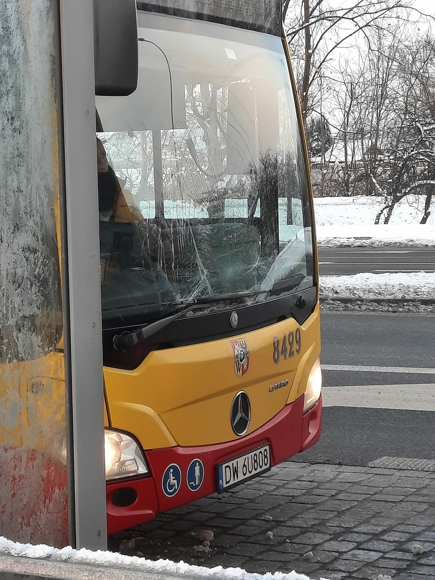 Zderzenie autobusów MPK na trasie na wrocławskie Jagodno. Duże utrudnienia dla pasażerów