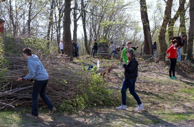 Wspólne sprzątanie cmentarza prawosławnego w Aleksandrowie Kujawskim