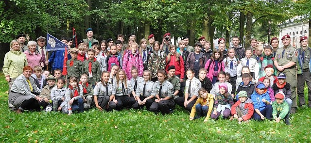 Pamiątkowe zdjęcie w koneckim parku przed wyruszeniem na harcerski szlak