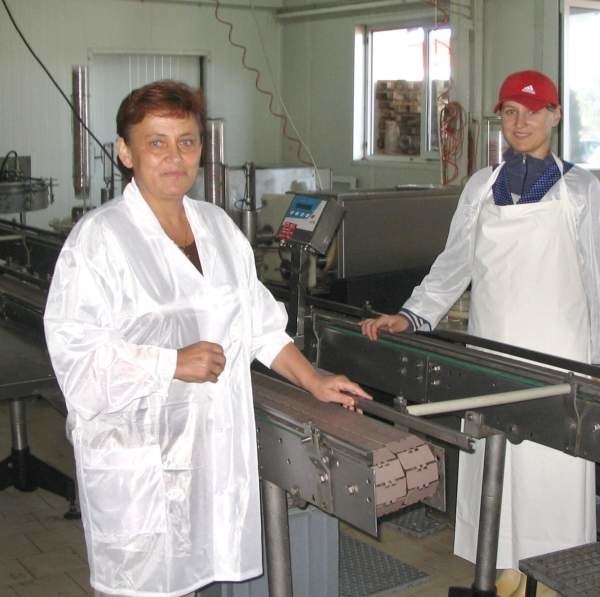 Właścicielka Teresa Miśkiewicz i pracownik zakładu &#8222;Multi-Smak&#8221; Agnieszka Łoskot przy linii do pakowania gotowych wyrobów