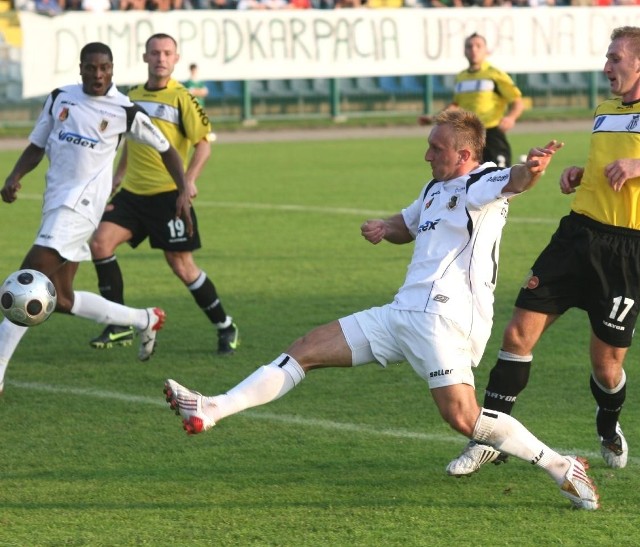 Tak pierwszego gola dla Stali w meczu z Sandecją zdobył Cezary Czpak (w środku).