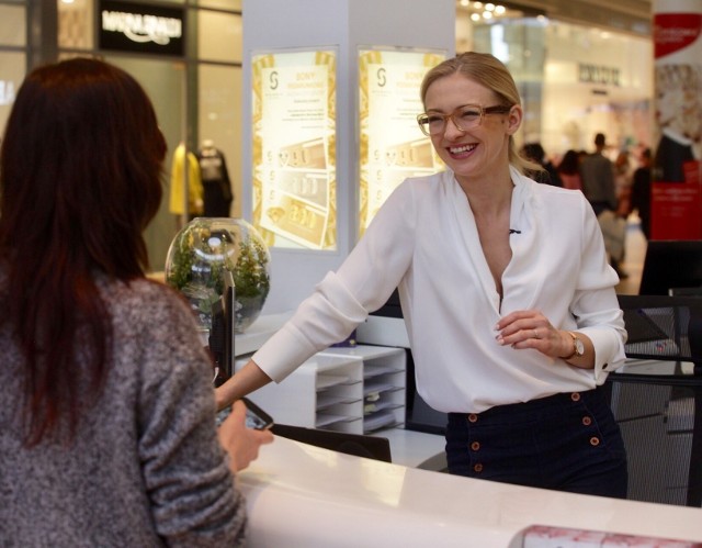 Barbara Kurdej-Szatan udawała pracownicę informacji Silesia City Center i robiła żarty klientom