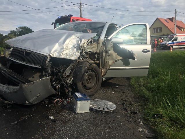 Do zdarzenia drogowego doszło w poniedziałek rano w okolicy miejscowości Dobre. Kierująca skodą wypadła z drogi i uderzyła w volvo. Kierująca skodą została ranna. Zobacz także: Szczecinek: Pożar w firmie OPAK