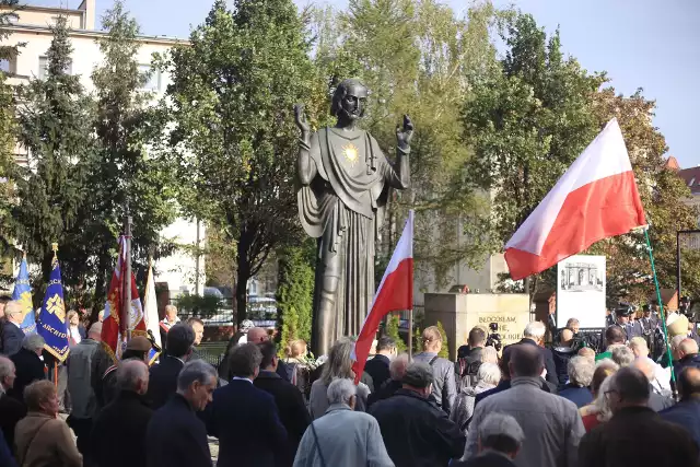 Msza święta odbyła się o godz. 10 w kościele p.w. Najświętszego Serca Pana Jezusa i św. Floriana przy ul. Kościelnej na Jeżycach, gdzie obecnie stoi zrekonstruowany fragment pomnika - 5-metrowa figura Jezusa.