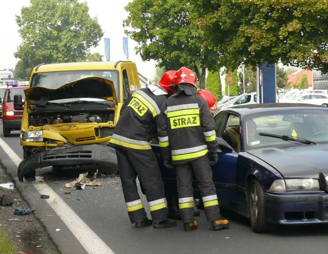 Żółte renault prawdopodobnie było sprawcą wypadku. Z prawej bmw.