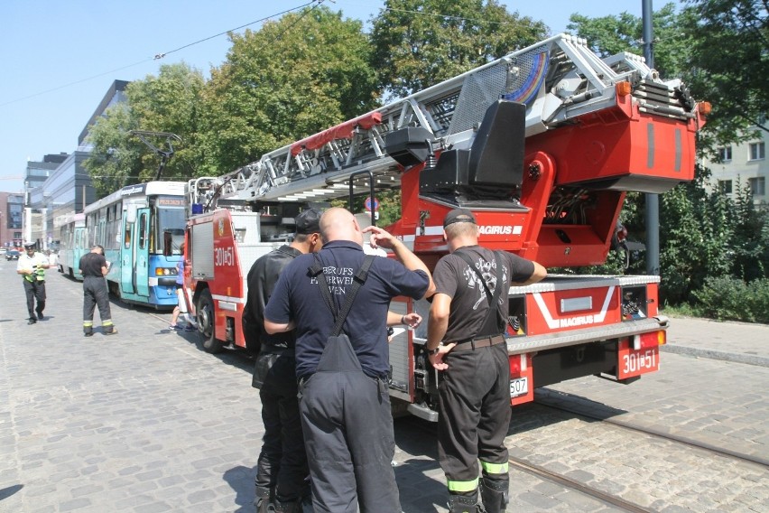 Wypadek tramwaju i wozu strażackiego na Teatralnej [ZDJĘCIA]