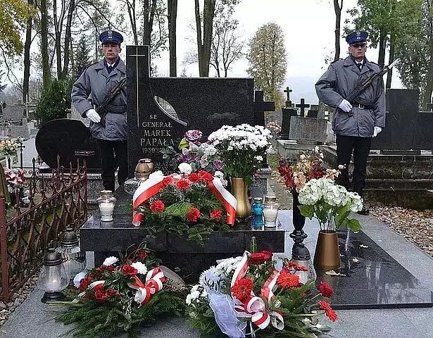 Policja pamięta o swoim komendancie. Rokrocznie przy grobie gen. Papały w Pruchniku odbywają się oficjalne uroczystości.