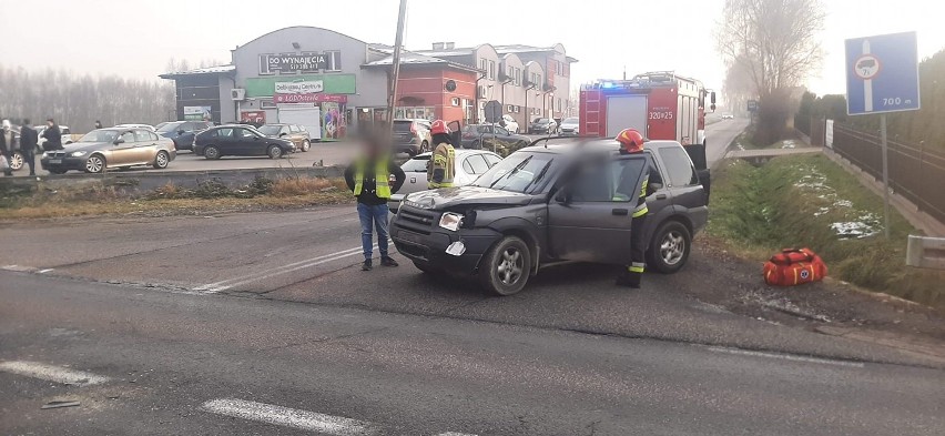 Wypadek w gminie Skawina. Zderzenie na śliskiej drodze krajowej. Ranna została jedna osoba