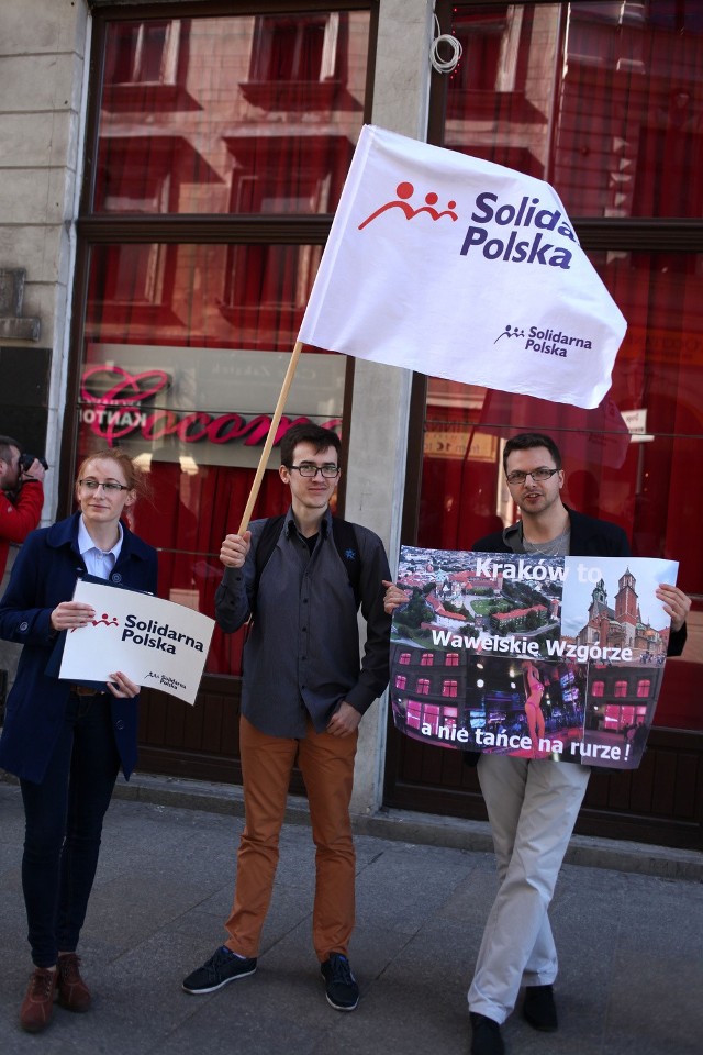 Kraków to wawelskie wzgórze, a nie tańce na rurze - pod takim hasłem protestowali pod Cocomo działacze młodzieżówki SP