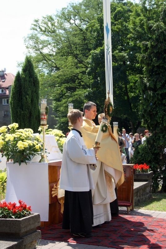 Boże Ciało 2014 w Zabrzu: procesja z kościoła św.Anny w...