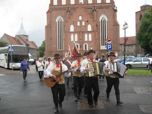 Po mszy św. uczestnicy festiwalu w barwnym korowodzie udali się do Rynku, gdzie stoi wielka scena.