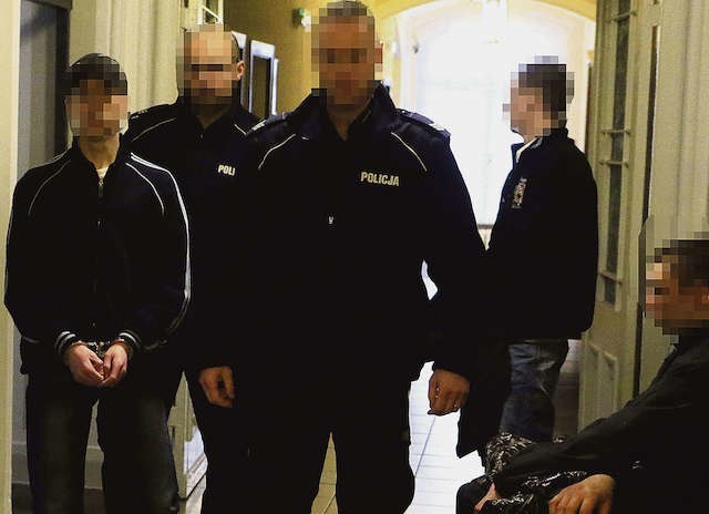 Sąd Okręgowy w Toruniu. Na ogłoszenie wyroku czekają doprowadzony przez policję Piotr W.  i pozostali oskarżeni