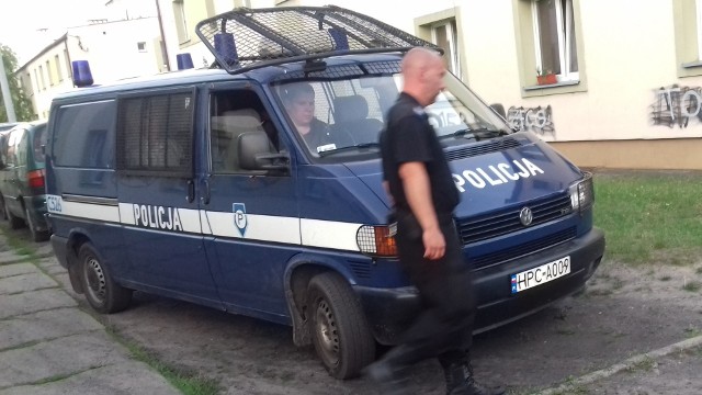 Policjanci z Grudziądza zatrzymali kilka osób, które awanturowały się przy al. 23 Stycznia w Grudziądzu. Dziś są przesłuchiwani.