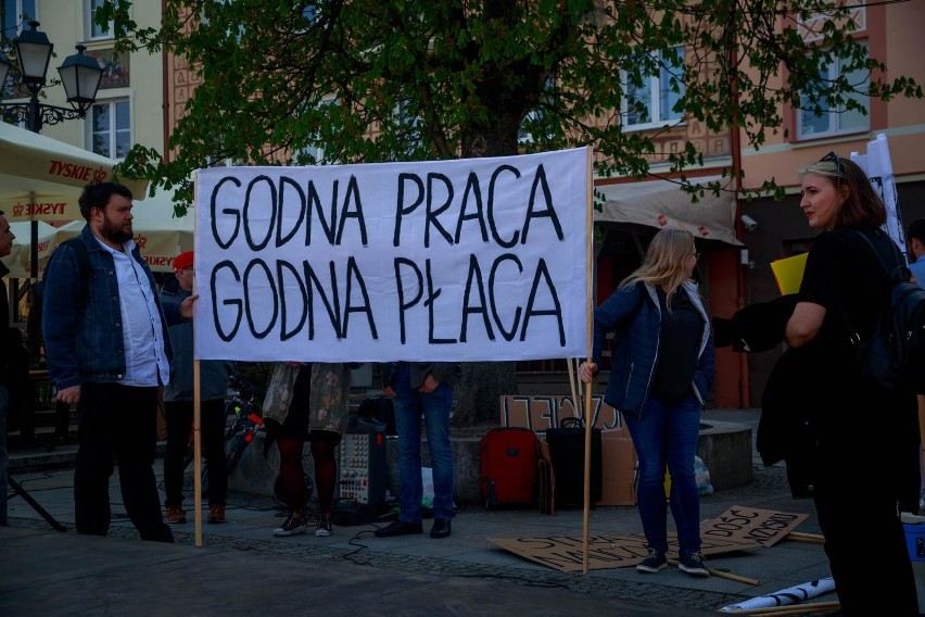 Białystok. Manifestacja poparcia dla strajkujących nauczycieli. Wiec poparcia na Rynku Kościuszki zgromadził setki osób  [ZDJĘCIA, WIDEO]