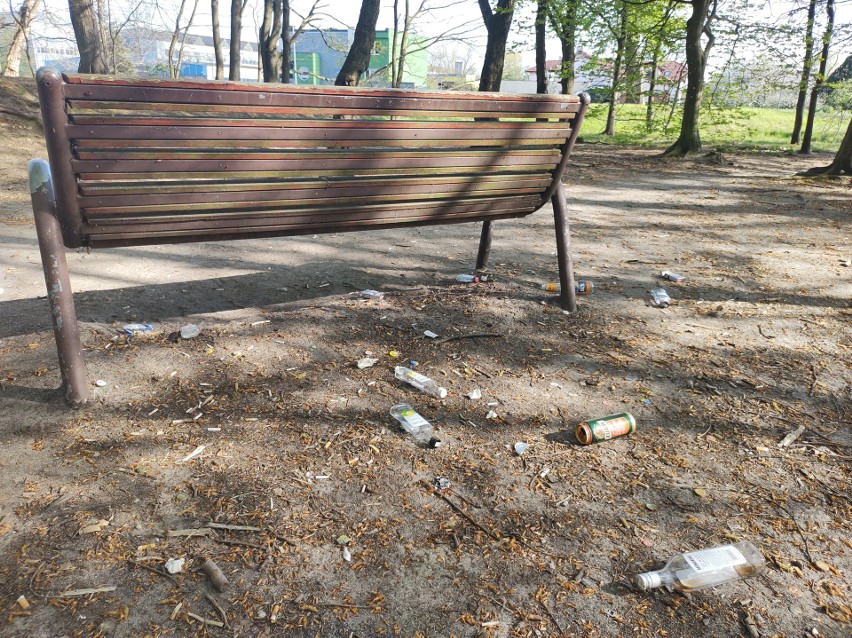 Park na koszalińskim Rokosowie wątpliwą wizytówką. Czas tu posprzątać [ZDJĘCIA]