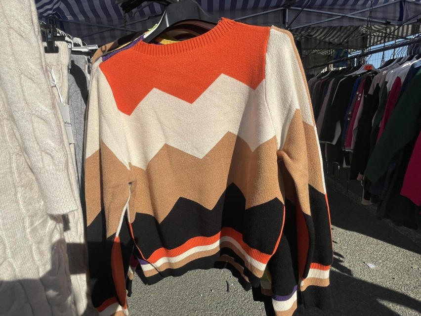 Mnóstwo sweterków na giełdzie przy Dworaka w Rzeszowie. Do wyboru, do koloru [ZDJĘCIA]