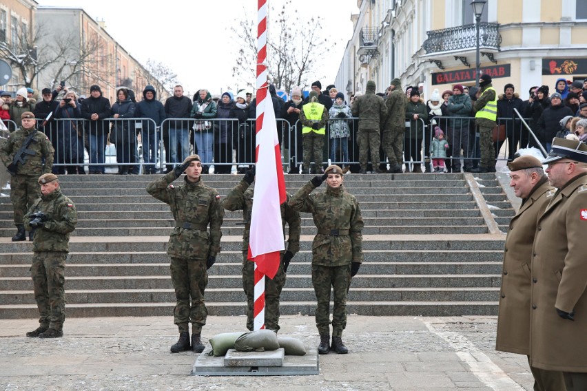 Przysięga elewów i żołnierzy 10. Świętokrzyskiej Brygady Obrony Terytorialnej na Placu Wolności w Kielcach