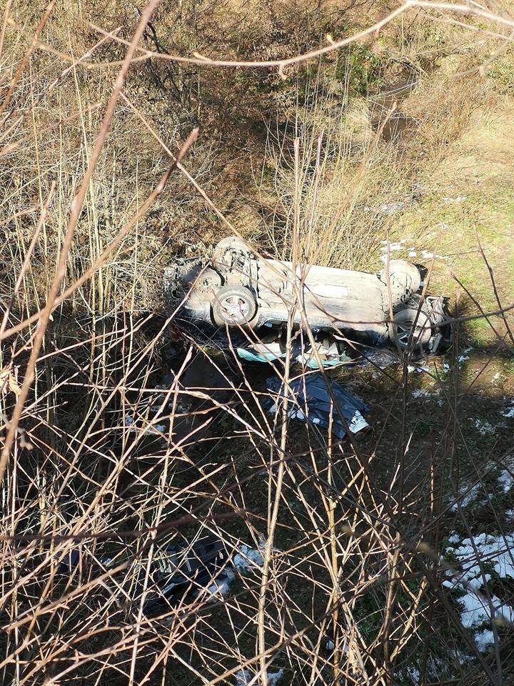 Śmiertelne dachowanie w Bartkowej Posadowej. Nie żyje kierowca [AKTUALIZACJA]