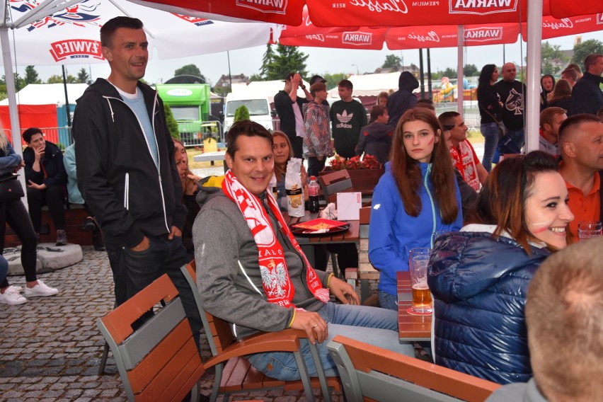 Mimo deszczu kibice w Starachowicach do końca ogladali polskich piłkarzy 