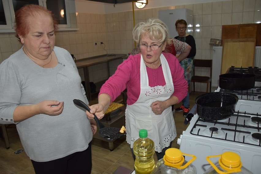 Dominikowice. Pączki pachniały masłem i domową różą, a chrust rozpływał się w ustach - kulinarne, karnawałowe spotkanie najlepszych gospodyń