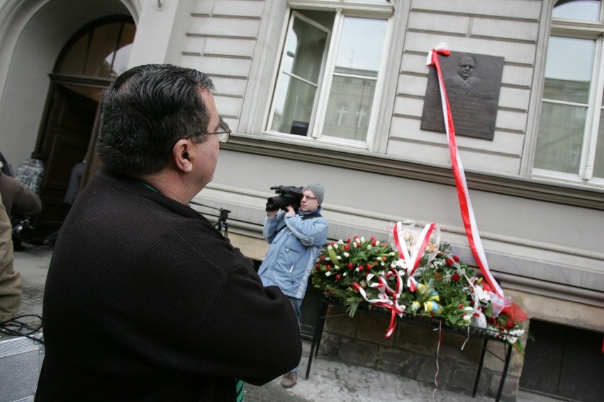 Tablica pamiątkowa Sławomira Skrzypka odsłonięta w VIII LO w Katowicach [ZDJĘCIA]