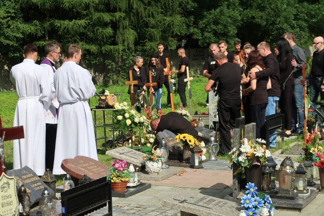 Ostatnie pożegnanie tragicznie zmarłej 19-latki  w Świętochłowicach. Zobacz kolejne zdjęcia. Przesuwaj zdjęcia w prawo - naciśnij strzałkę lub przycisk NASTĘPNE