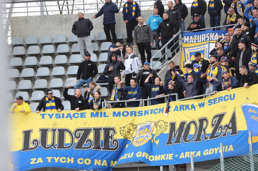 Kilkuset kibiców Arki Gdynia wspierało swój zespół w meczu z Koroną Kielce na Suzuki Arenie. Zobaczcie zdjęcia