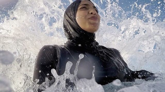 Burkini to strój kąpielowy dla muzułmanek. Zakrywa całe ciało