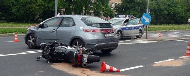 Kobieta nie dostosowała się do nakazu skrętu w prawo i uderzyła w prawidłowo jadącego motocyklistę