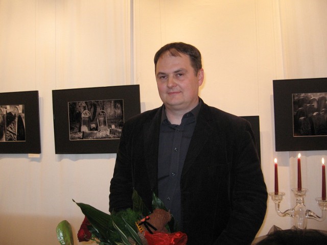 Zaraz po prelekcji w Galerii Resursy odbył się wernisaż wystawy fotografii  "Świadectwo&#8221; &#8211; Tomasza Grzyba.
