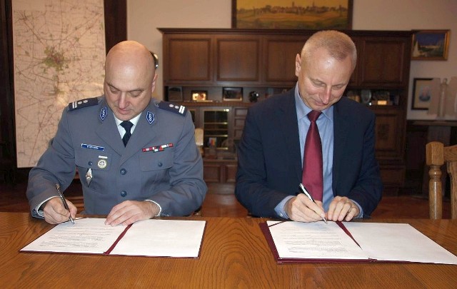 Umowę w ratuszu podpisują: prezydent Ryszard Brejza i mł. inspektor Marcin Ratajczak, komendant powiatowy policji