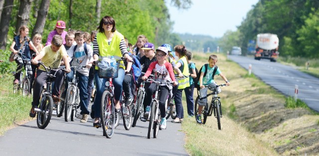 Wiele szkół wykorzystuje pierwsze dni września na organizowanie wycieczek dla uczniów. Dzieci przeważnie spędzają czas w plenerze, na świeżym powietrzu, do czego skłania piękna aura