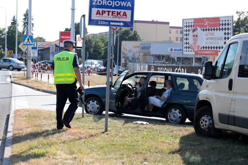 Ciężarówka wypchnęła z drogi forda w Zielonej Górze (zdjęcia)