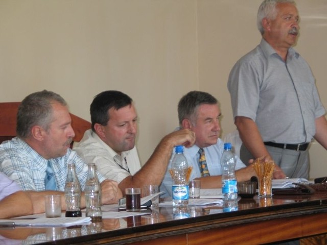 Sprawę przyszłości Centrum Kształcenia Praktycznego w Gorzycach na sesji powiatu poruszył także Zbigniew Rękas (pierwszy z prawej), i Leszek Surdy (trzeci z prawej), którzy mieszkają na terenie gminy Gorzyce.