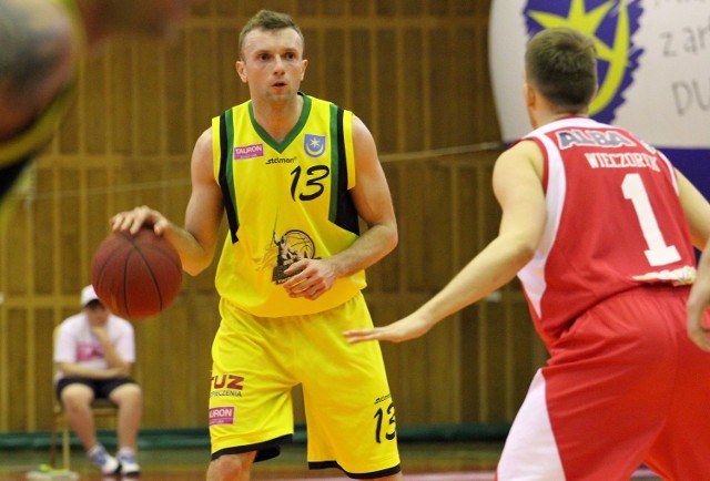 Koszykarze Siarki Tarnobrzeg (z piłka Jakub Zalewski) mają jeszcze szansę utrzymania się w Tauron Basket Lidze