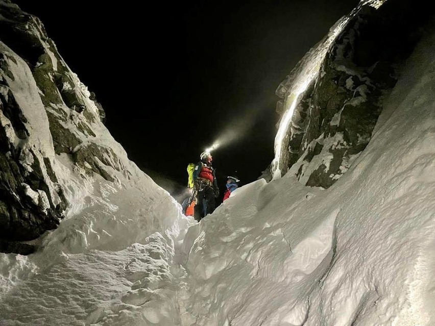 Tatry. Utknęli w nocy na Orlej Perci. Na pomoc ruszyli im ratownicy TOPR [ZDJĘCIA]