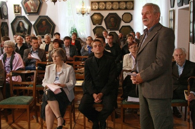 Ryszard Patorski (na pierwszym planie z prawej strony) wygłosił referat na temat najstarszego zabytku miasta, czyli kościoła pw. Św. Jana Chrzciciela z końca XV w.