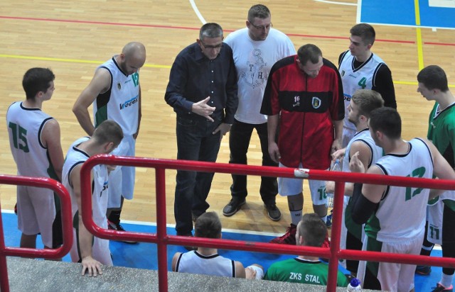 Trener Stali Stalowa Wola, Bogdan Pamuła, podczas przerw w grze miał wiele do powiedzenia swoim zawodnikom. Zielono-czarni ostatecznie wygrali w Radomiu z Rosą Sport.