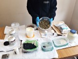 Policjanci znaleźli prawie 3 kilogramy narkotyków w domu mieszkańca Szamotuł. Podejrzany trafił do aresztu