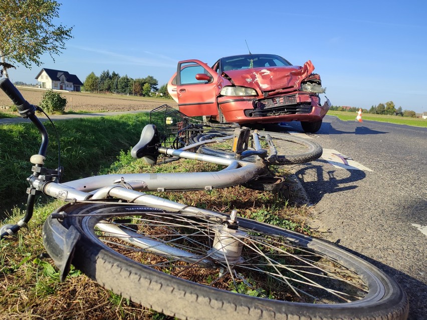 Wypadek w Kręgach Nowych na drodze krajowej nr 62. Wypadek z udziałem dwóch samochodów i rowerzystki. 29.09.2021. Zdjęcia