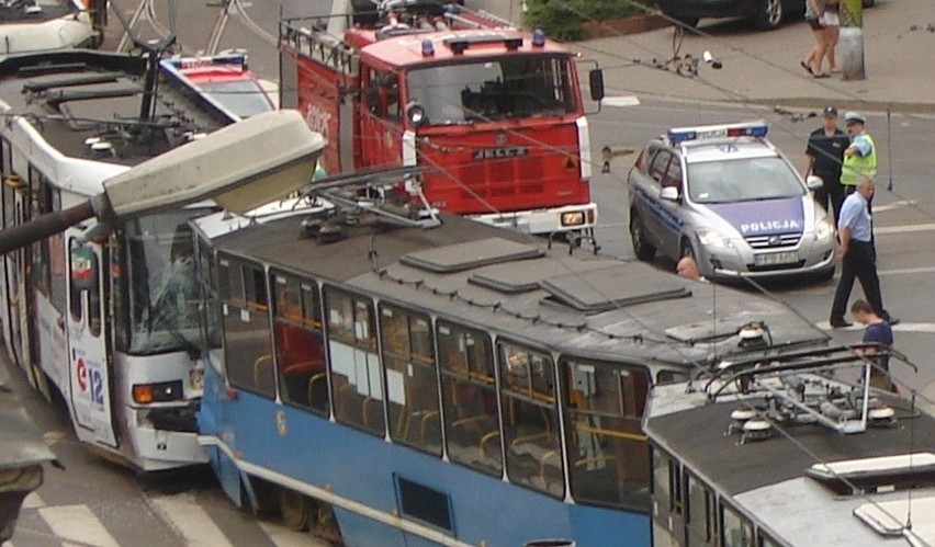 Wypadek tramwajów we Wrocławiu. 22 osoby ranne. Cztery wciąż są w szpitalu (ZDJĘCIA)