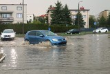 Gwałtowne burze i ulewne deszcze. Czy wiesz ile wody może dostać się do auta? 