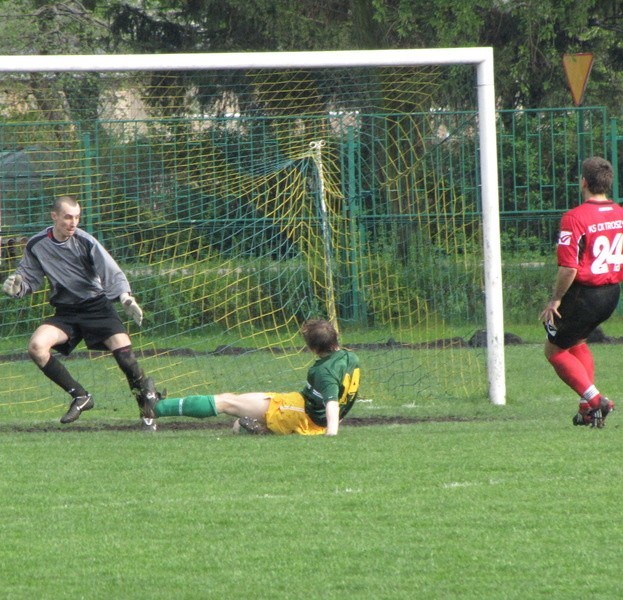 Tym wślizgiem Karol Dmochowski zdobył gola w meczu z Troszynem.
