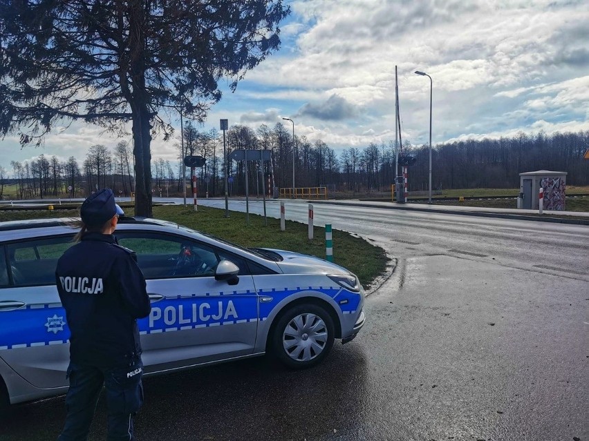 Podlaskie. Policyjne kontrole na przejazdach kolejowych. Ponad 850 kierowców przyłapanych na wykroczeniu. Co 3. zignorował znak STOP (wideo)